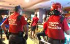 Policías forales inspeccionan un local de Pamplona.
