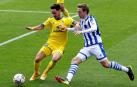 El jugador de la Real Sociedad Nacho Monreal se enfrenta por un balón a Isaac Carcelén, del Cádiz