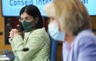 La ministra de Sanidad, Carolina Darias (i), comparece con la consejera de Sanidad, Verónica Casado, en una rueda de prensa, en Valladolid.
