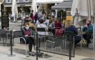 Las nuevas terrazas junto a la plaza de Toros y las de la Plaza del Castillo se llenaron con motivo de la jornada festiva.
