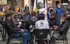 Las nuevas terrazas junto a la plaza de toros y las de la Plaza del Castillo se llenaron con motivo de la jornada festiva.