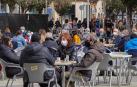Las nuevas terrazas junto a la plaza de toros y las de la Plaza del Castillo se llenaron con motivo de la jornada festiva.