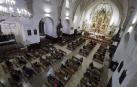 En tiempo de pandemia, en un ambiente recogido en la iglesia de San Agustín, en el Casco Antiguo, se renovó este jueves el Voto de las Cinco Llagas, el agradecimiento municipal por haber librado a la ciudad de la peste, en 1599, “cuando los pamploneses descubrieron lo frágiles y vulnerables que eran”.