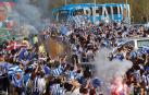 Cientos de aficionados despiden a la Real Sociedad sin distancias de seguridad