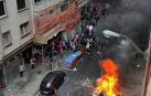Varias personas que se encontraban en la zona de Pozas han cruzado contenedores, dando fuego a alguno de ellos, lo que ha obligado a intervenir a los Bomberos. Además, han lanzado objetos contra la Ertzaintza.