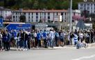Cientos de aficionados de la Real Sociedad han aguardado en los márgenes de la carretera que conecta el aeropuerto de Hondarribia con San Sebastián para saludar a los campeones de la Copa del Rey.