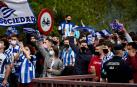Cientos de aficionados de la Real Sociedad han aguardado en los márgenes de la carretera que conecta el aeropuerto de Hondarribia con San Sebastián para saludar a los campeones de la Copa del Rey.