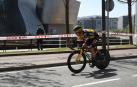 El ciclista esloveno Primoz Roglic, a su paso por el museo Guggenheim durante la crono individual en el primer día de la Itzulia 2021.