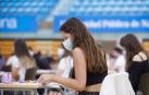 Una joven se dispone a comenzar un examen de Selectividad en las pruebas de la EvAU en la UPNA. La mascarilla, obligatoria desde los 6 años.