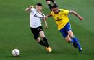 El delantero francés del Valencia Kevin Gameiro trata de escapar de Juan Cala, del Cádiz.