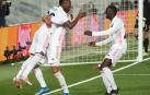El delantero del Real Madrid Vinícius Jr celebra con Casemiro y con Mendy su segundo gol, tercero del equipo ante el Liverpool