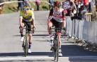 Tadej Pogacar celebra su victoria por delante de Primoz Roglic en la meta de Ermualde, al término de la tercera etapa de la Itzulia Basque Country