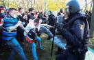 La Policía carga en Vallecas contra los vecinos que protestaban en el arranque del acto de campaña de Vox