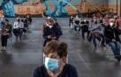 Varias personas esperan por si tienen posibles efectos secundarios tras recibir la vacuna de AstraZeneca en Ourense.