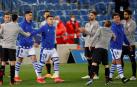 Los jugadores del Athletic Club hacen un pasillo a los de la Real Sociedad, por su victoria en la final de la Copa del Rey