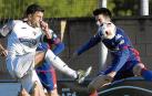 Disputa entre dos jugadores del Tudelano y el Amorebieta en el partido de este miércoles.