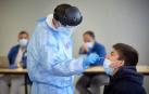Profesionales sanitarios realizan un cribado en la Universidad de Girona para detectar casos asintomáticos de coronavirus.