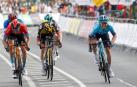 El guipuzcoano del equipo Astana Ion Izagirre (dcha) esprinta para vencer en la cuarta etapa de la Itzulia