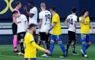 El defensa del Valencia Mouctar Diackhaby conversa con el árbitro Medié Jiménez momentos antes de abandonar el terreno de juego por un insulto racista de Juan Cala