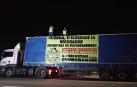 Dos trabajadoras de limpiezas se sube a un camión en protesta por el convenio