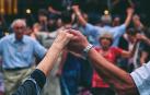 Lo importante es bailar como nos guste, como nos motive, al ritmo de la música que nos haga vibrar, solos, solas, en pareja o en grupo.