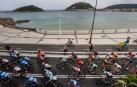 Vista del pelotón de la Itzulia 2021 a su paso este viernes por San Sebastián, durante la quinta etapa