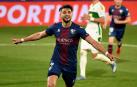 El delantero del Huesca Rafa Mir celebra uno de sus goles ante el Elche
