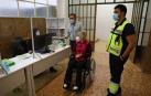 Una persona espera para vacunarse en el antiguo colegio de Maristas.