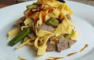 Tagliatelle fresca con ternera y verduras  en salsa de ostras