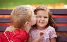 Un niño besa a una niña