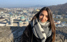 La pamplonesa Olaia Lamata posa desde un mirador con vistas a la ciudad de Salzburgo