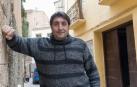 Ricardo Hernández, ante la puerta de su casa en la calle Patio.