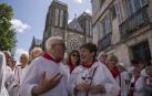 El alcalde de Bayona, Jean-René Etchegaray, comparte sus impresiones con la concejala de Navarra Suma Ana Elizalde a la salida de la misa.
