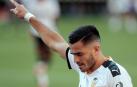 El delantero uruguayo del Valencia, Maxi Gómez, celebra tras marcar el 1-0.