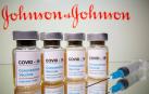 Viales y una jeringuilla de la vacuna de Johnson & Johnson