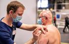 Un hombre se vacuna en Frederikshavn, en Jutlandia (Dinamarca).