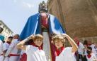 Cientos de niños se dieron cita en la plaza Vieja para despedir a la Comparsa de Gigantes de Tudela con besos y aplausos hasta las próximas fiestas.
