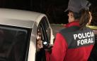 Una agente de la Policía Foral en un control de alcoholemia.