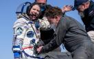 Momento en el que la astronauta de la NASA Kathleen Rubins es ayudada a salir de la cápsula