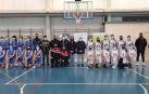 La consejera Esnaola, el director gerente de Instituto Navarro del Deporte, Miguel Pozueta, y el presidente de la Federación Navarra de Baloncesto, Pablo Bretos, junto a jugadoras cadetes de baloncesto.