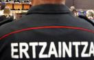 Un agente de la ertzaintza, en un juzgado.