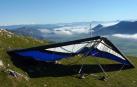 Un ala delta en la cima de un monte.