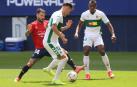 Rubén García pelea por un balón con dos rivales del Elche.