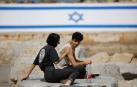 Dos ciudadanos israelíes disfrutan de poder estar al aire libre sin mascarilla.