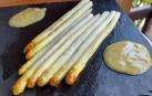 Espárragos al horno con salsa de eneldo