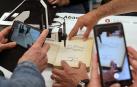 Firma de un libro con un brazo robótico en el Espai Abacus
