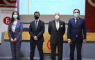 La economista y premio fin de Grado Facultad de Económicas de la UPNA, Aura Nicolaescu; el consejero de Desarrollo Económico y Empresarial, Mikel Irujo; el presidente de Cámara Navarra, Javier Taberna; y el decano del Colegio de Economistas de Navarra, Ángel Chocarro.