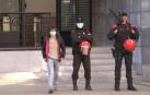 Una de las sincalistas de LAB detenida el martes sale del Palacio de Justicia de Navarra