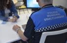 Un agente de la Policía Munical de Pamplona atiende a una ciudadana.