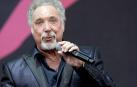 Tom Jones recibe el galard&oacute;n Silver Clef por toda su carrera